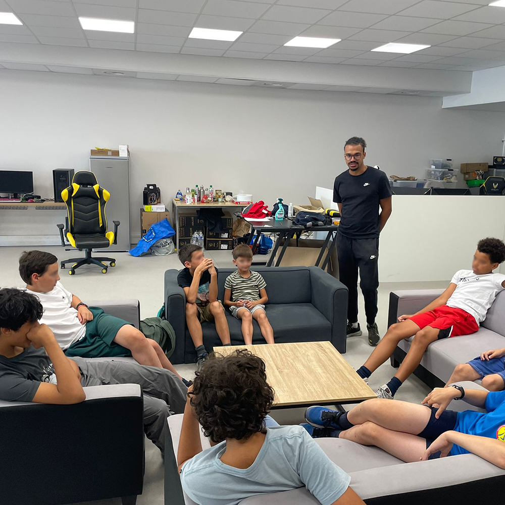 Jeunes participant à un stage esport