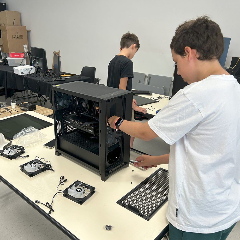 Jeunes participant à un stage esport
