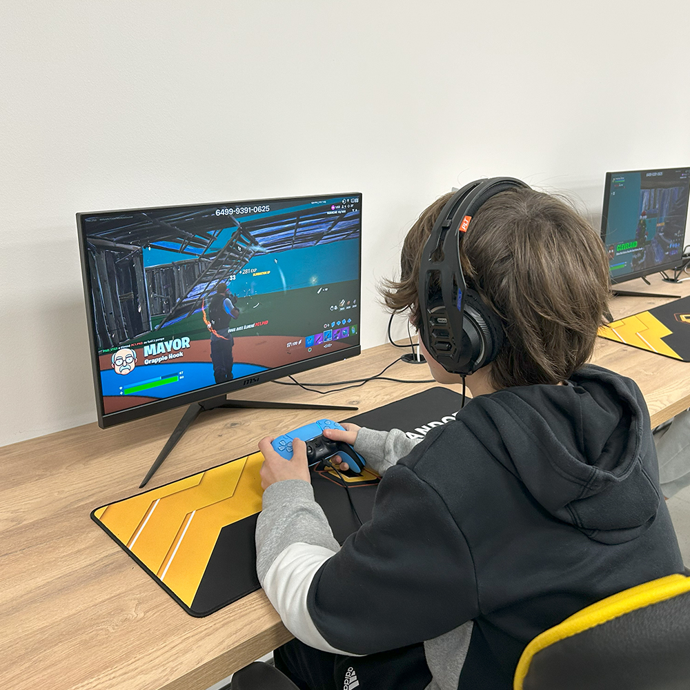 Jeunes participant à un stage esport