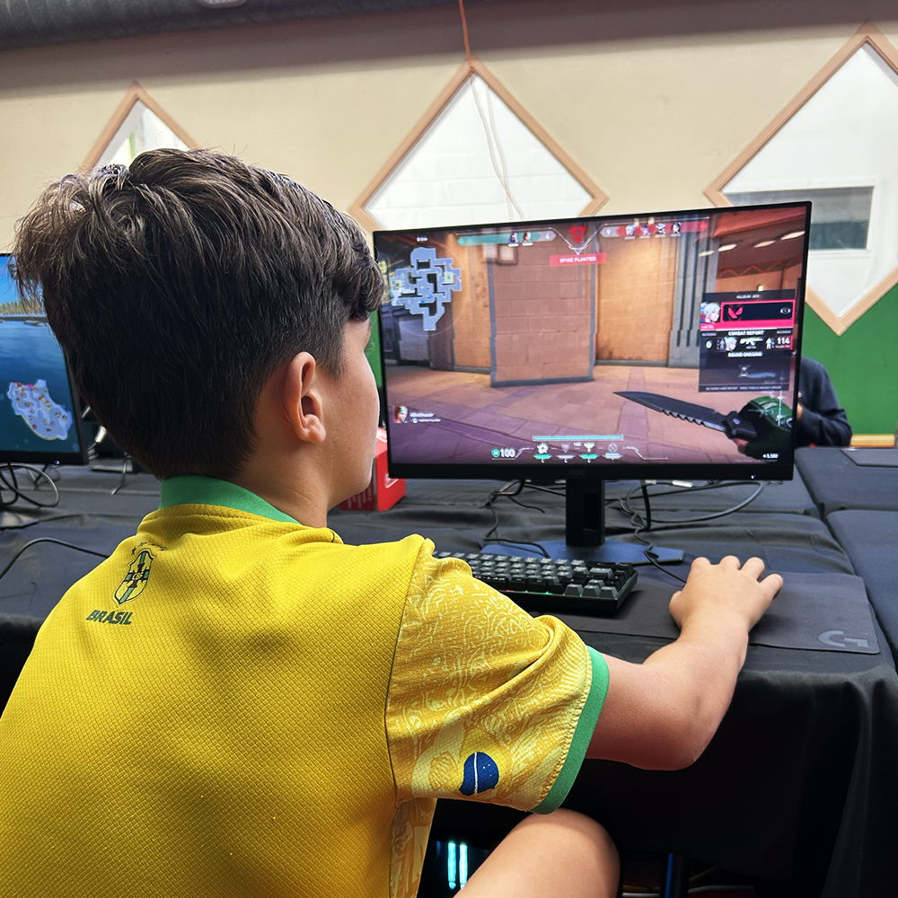 Jeunes participant à un stage esport