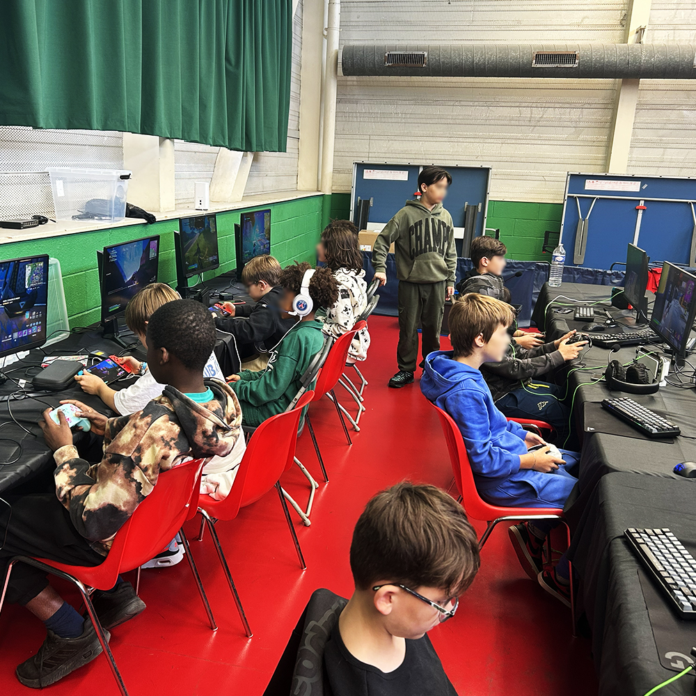 Jeunes participant à un stage esport