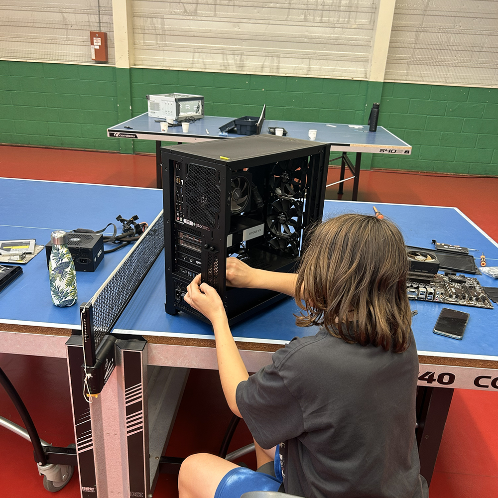 Jeunes participant à un stage esport