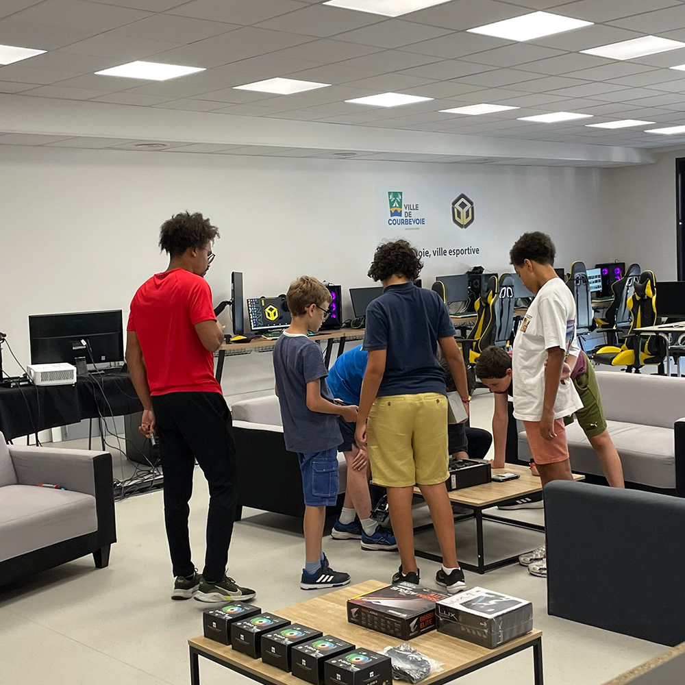 Jeunes participant à un stage esport