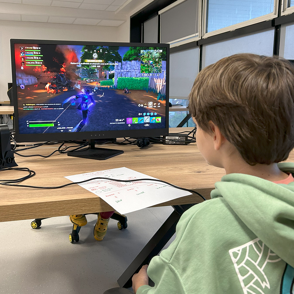 Jeunes participant à un stage esport