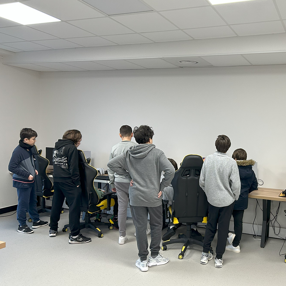 Jeunes participant à un stage esport
