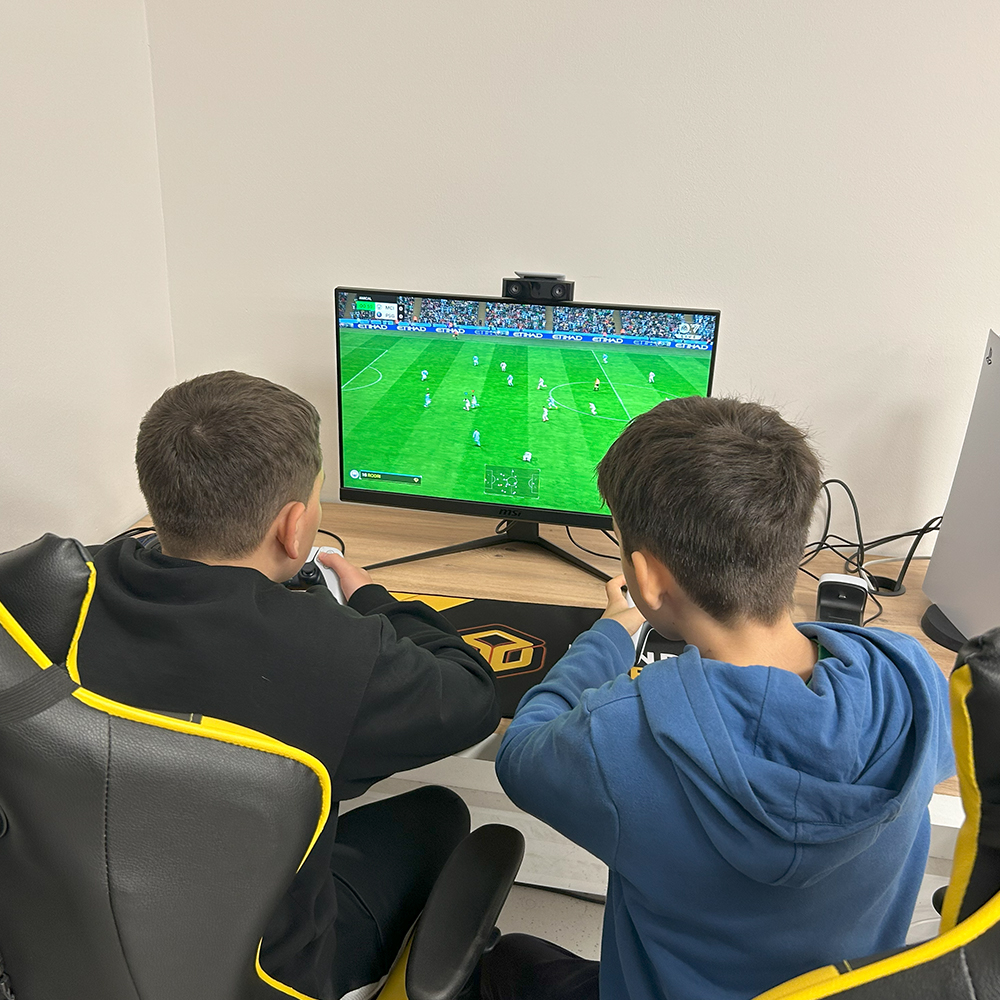 Jeunes participant à un stage esport